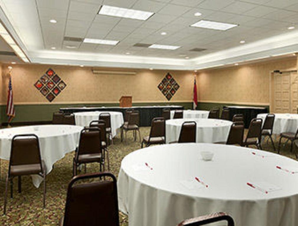 Ramada Burlington Hotel And Conference Center Esterno foto