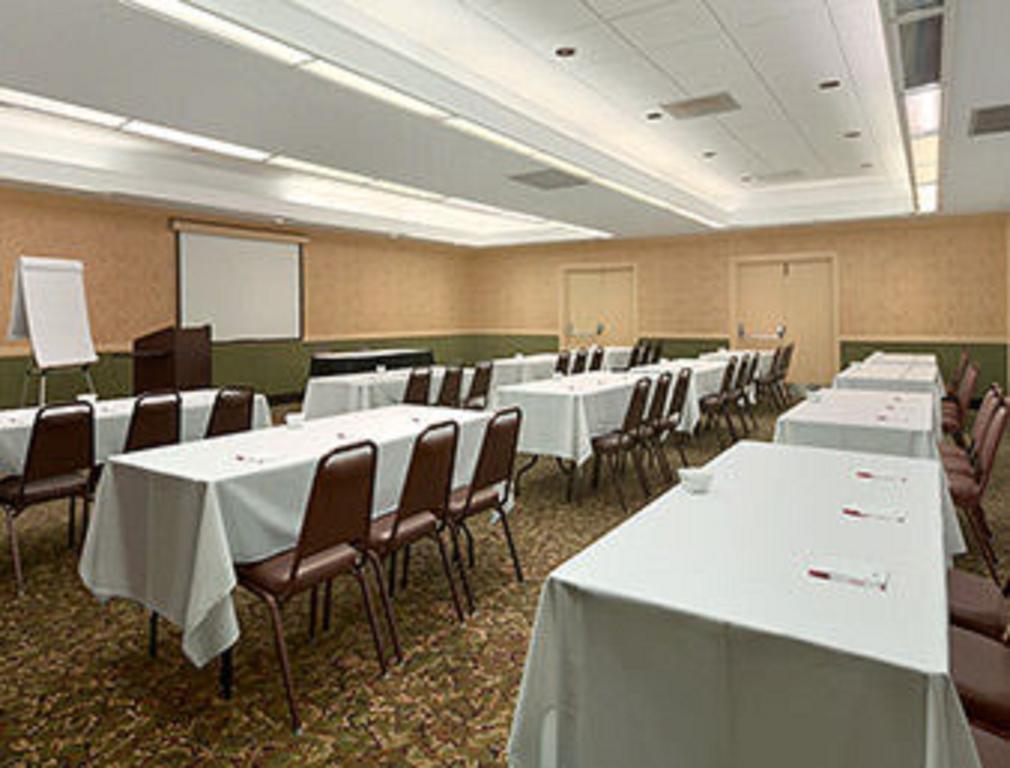 Ramada Burlington Hotel And Conference Center Esterno foto