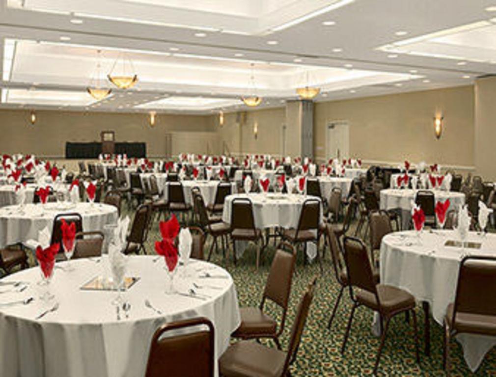 Ramada Burlington Hotel And Conference Center Esterno foto