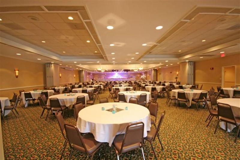 Ramada Burlington Hotel And Conference Center Esterno foto